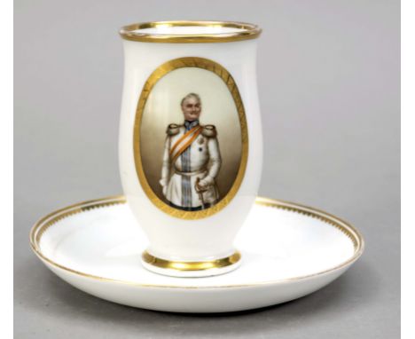 Bildnistasse mit UT, KPM Berlin, 19. Jh.,  frontseitig Medaillon mit Portrait eines deutschen Generals, Ohrenhenkel, Goldrand