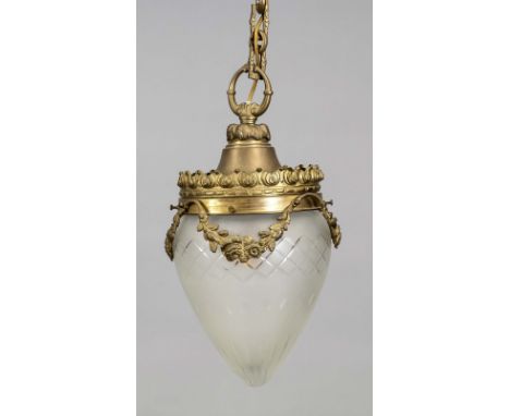 Deckenlampe, 19./20. Jh. Ornamentierte Fassung aus Bronze/Messing mit Blumengirlande, Milchglasschirm mit Schliffdekor, H. 50