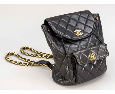 Chanel, Small Black Vintage Iconic Duma Chain Drawstring Backpack, schwarzes gestepptes Lammleder im markentypischen Rautende