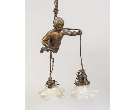 Deckenlampe mit schwebendem Knaben, Ende 19. Jh., Bronze/Messing. In den Händen Ketten mit Lampenschirmen aus Milchglas in Bl