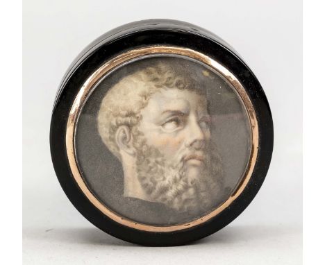 Schildpatt-Deckeldose, Ende 19. Jh., auf dem Deckel das Portrait eines antiken Mannes hinter Glas mit Kupfermanschette. Unter