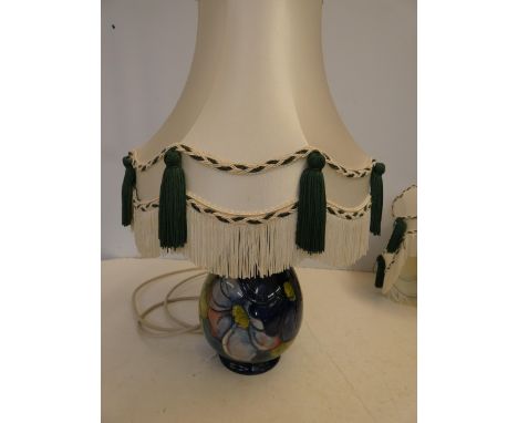 Moorcroft lamp with original shade & queen mary stick Height 43 cm including shade