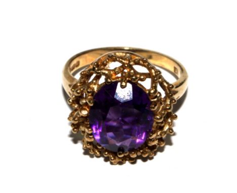 A 9 carat gold ring with amethyst 