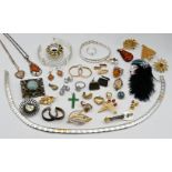 1 Konv. Schmuck Silber (ca. 15 Teile) z.T. mit Bernstein, Mode/Metall u.a., min. um 1900, in der Sch