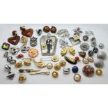 1 Konv. Schmuck Mode/Metall u.a., z.T. mit Kunststoff und Glas sowie Faschingsorden, je Asp./Gsp. im