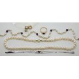 1 Perlenkette ca. D 7mm, Verschluss GG 14ct., 2 Teile Zahngold/Zahnreste, 1 Ring undeutl. gest. wohl