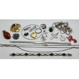 1 Konv. Schmuck Silber (ca. 15 Teile) sowie 1 Konv. Schmuck/Uhren je Metall z.T. vergoldet, je Asp./