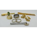 1 Ring GG 14ct. mit Solitärbrillant wohl ca. 0,07ct., 1 Paar Eheringe GG oder WG je 14ct., 1 Brosche