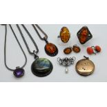 1 Konv. Schmuck Silber (ca. 11 Teile) z.T. mit Bernstein sowie 1 Konv. Schmuck Mode/Metall u.a. z.T.