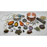 1 Konv. Schmuck Silber (ca. 25 Teile) z.T. mit Edelsteinen, Mode/Metall u.a., z.T. mit Korallen und