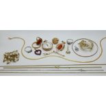 7 Teile Schmuck/1 Damentaschenuhr GG/WG je 14ct. z.T. mit Diamanten sowie 1 Konv. Schmuck GG/WG 8ct.