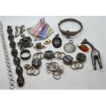 1 Konv. Schmuck Silber (ca. 11 Teile) sowie 1 Brosche Porzellan ROSENTHAL, je Asp./Gsp.