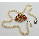 1 Perlenkette ca. D 8mm, Verschluss GG/WG 14ct. mit Diamanten, 1 Brosche wohl 19. Jh. wohl Schaumgol