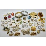 1 Konv. Schmuck Silber (ca. 7 Teile), z.T. mit Bernstein sowie 1 Konv. Schmuck Mode/Metall u.a., z.T