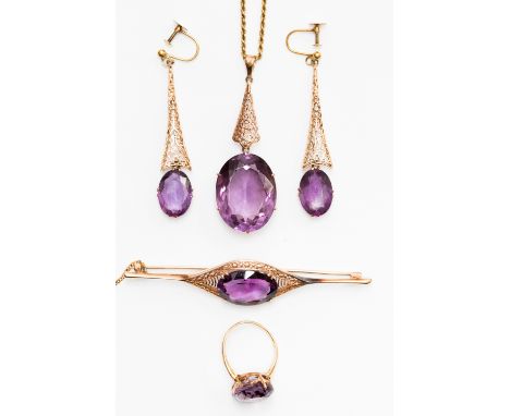An Edwardian boxed suite of amethyst and yellow metal jewellery, comprising pendant, screw-back drop earrings, ring and brooc
