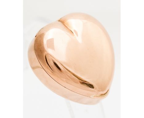 A 15ct rose gold heart shaped snuff box
