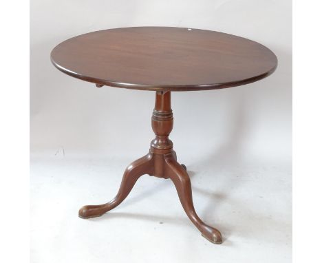 A Georgian mahogany circular-top tilt-top table, on tripod base, 89cm x 73cm