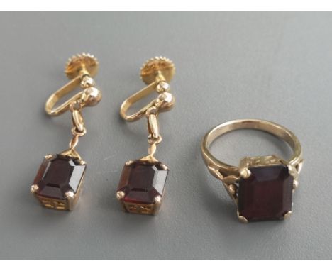 A garnet set solitaire ring, finger size K/L and a pair of matching drop earrings - 14K (3)