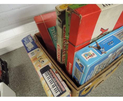 A selection of vintage board games including Monopoly, Cluedo, Masterpiece, Rich Uncle etc 