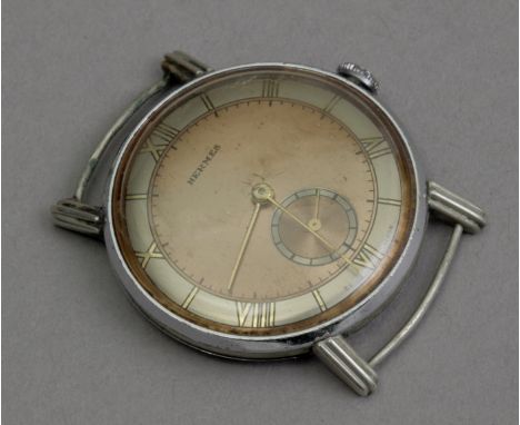 Hermès circa 1950. Caja de reloj de pulsera para caballero en acero inoxidable, esfera dorada con numeración romana combinada