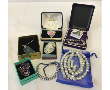 A collection of vintage and costume jewellery to include silver, ceramic & natural stone. Lot includes an 835 silver bracelet