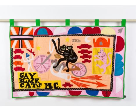 Grayson Perry (Chelmsford 1960 – lebt in London). „Gay Black Cats MC“. 2017Original-Kartonschachtel mit Flagge aus Baumwollst