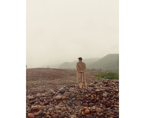 Albrecht Fuchs (Bielefeld 1964 – lebt in Köln). „Martin Kippenberger in Dawson City“. 1995C-Print.  32,7&nbsp;×&nbsp;26,3&nbs
