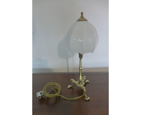 An Edwardian brass Pullman table lamp, tested and working, 49cm tall 