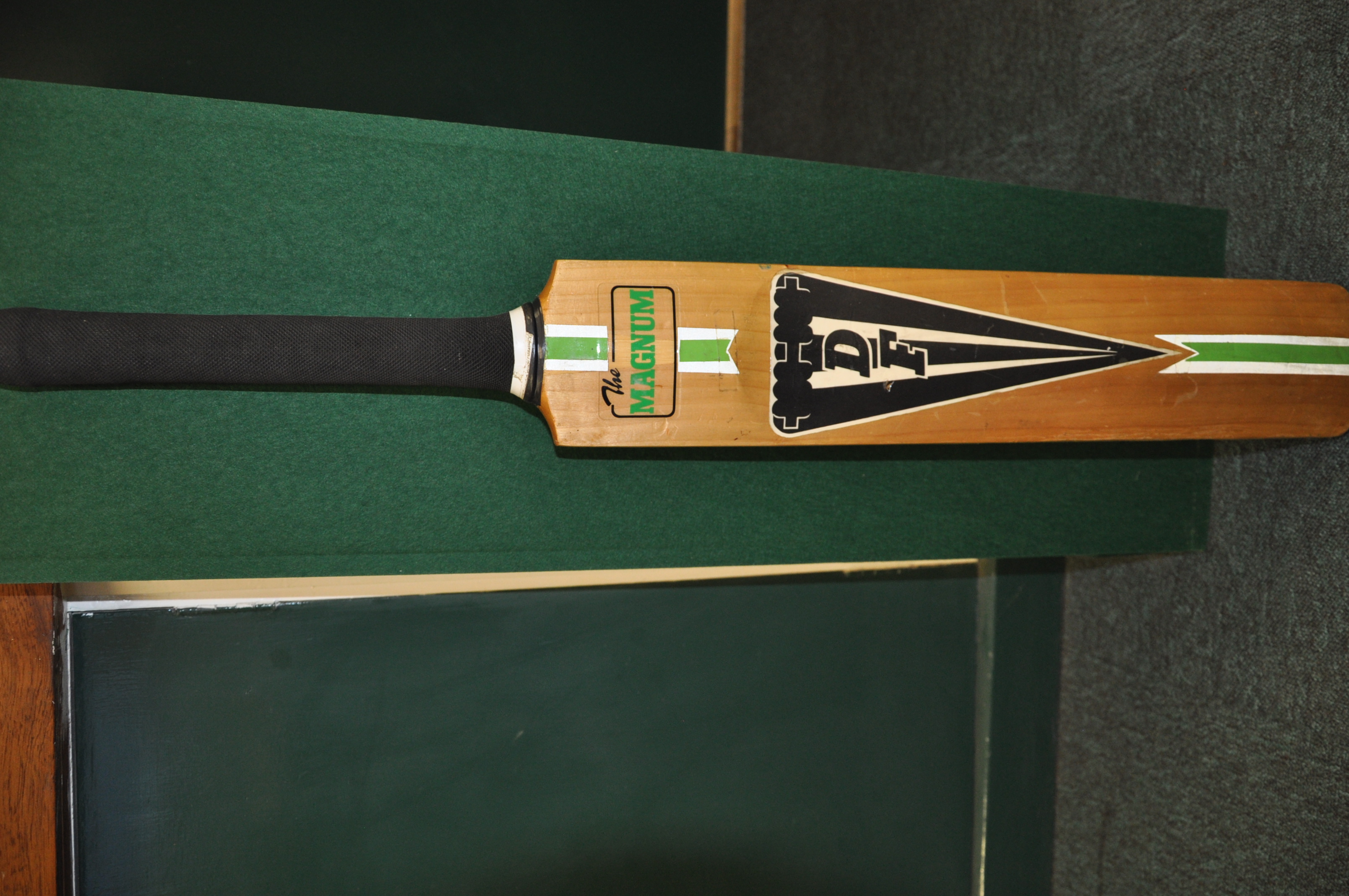 Duncan Fearnley cricket bat signed by Ian Botham 1981 Ashes Series