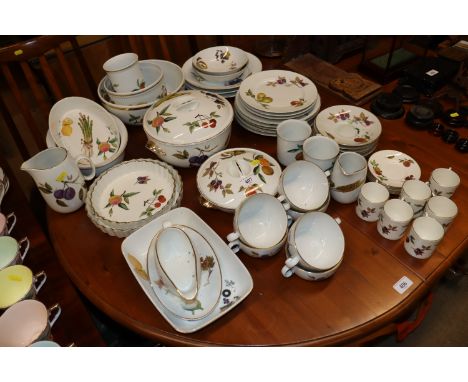A quantity of Royal Worcester tea and dinnerware
