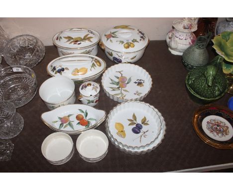 A quantity of Royal Worcester oven to table ware 