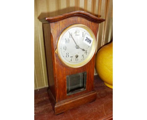 Oak-cased mantle clock