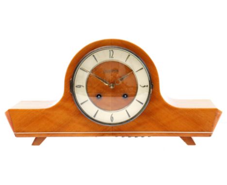 Junghans table mantel clock in walnut cabinet, 17.5 cm high