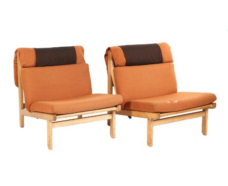 Bernt Petersen (1937-2017)2 oak armchairs with orange upholstered cushions, design Bernt Petersen for Schiang, model 'Ragchai