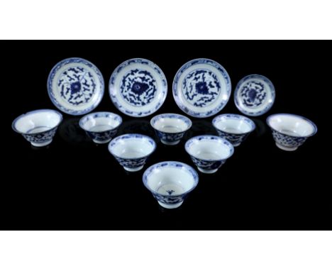 12-piece porcelain crockery b.u. Cups and saucers, China and Japan 19th century, largest 5.5 cm high, 11 cm diameter (damaged