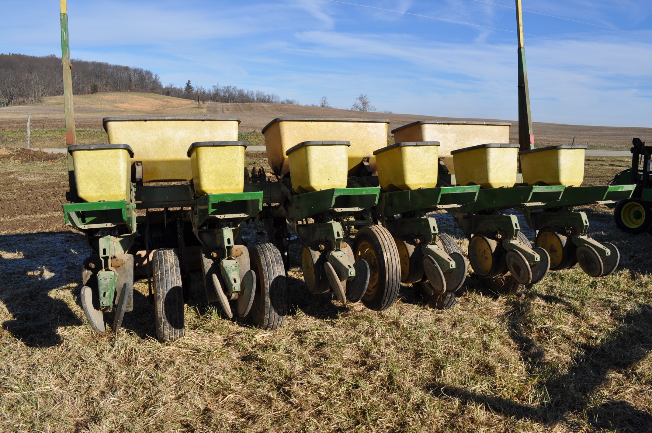 john-deere-7000-planter-6-row-dry-fertilizer-markers-finger-pickup-rubber-closing-wheels