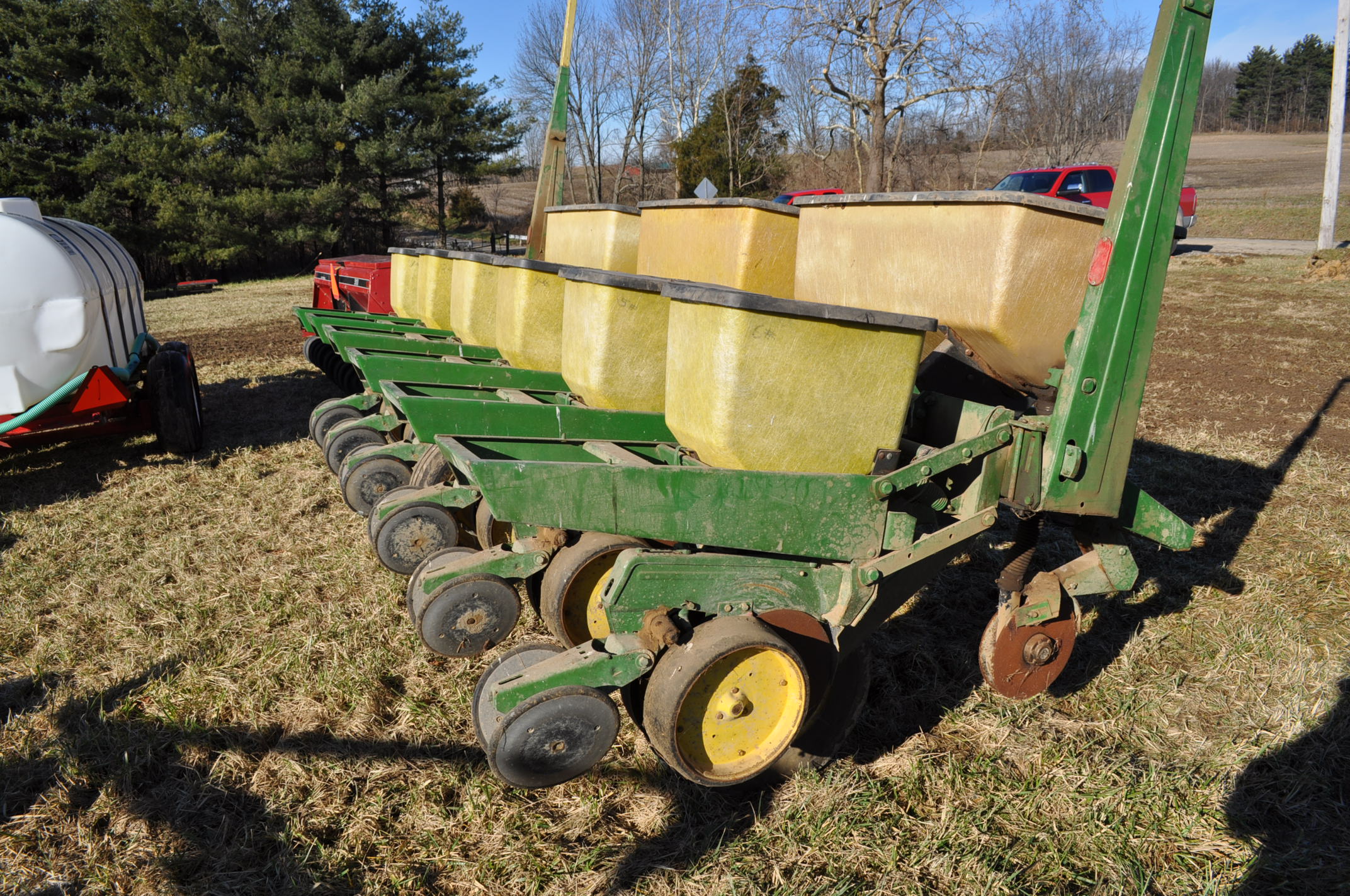 john-deere-7000-planter-6-row-dry-fertilizer-markers-finger-pickup