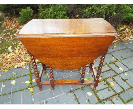 An early 20th century oak gate-leg drop-leaf table 72cm (h) x 72cm (w) by 35cm opening to 105cm