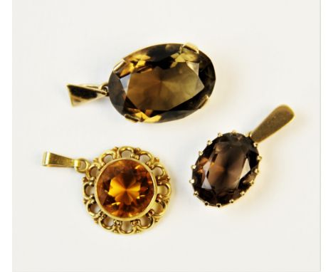 A smoky quartz pendant, comprising an oval faceted smoky quartz measuring 23mm x 16mm, set to an unmarked yellow metal pendan