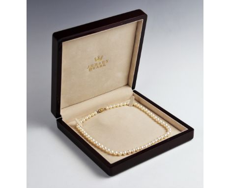 A cultured pearl necklace with an 18ct gold clasp, comprising a single row of round cultured pearls, each 8mm diameter, with 