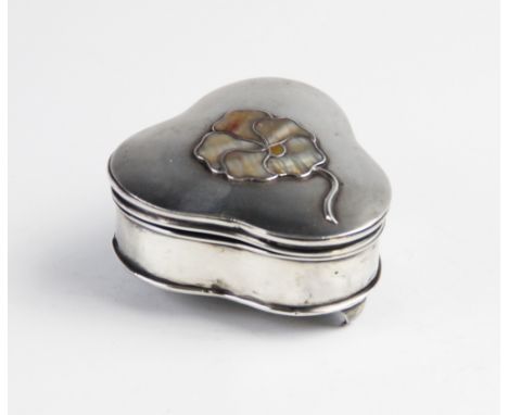 An Edwardian silver trinket box by Williams (Birmingham) Ltd, Birmingham 1910, of trefoil form on three paw feet with decorat