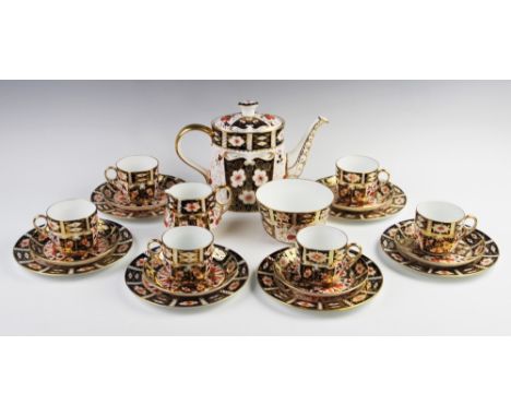 A Royal Crown Derby Imari pattern tea service, 20th century, comprising: a teapot and cover, six tea cups, six saucers, a mil