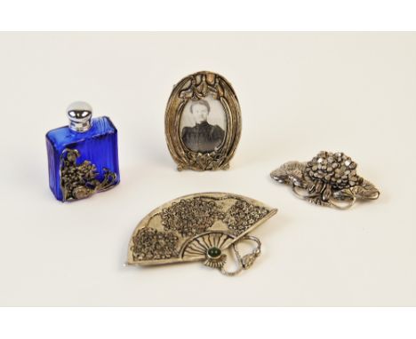 A selection of lady's silver jewellery and accessories, to include a silver jade set brooch in the form of a fan, 7.5cm wide,