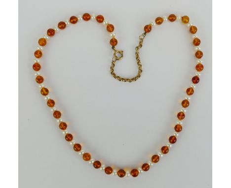 A 9ct Gold, Amber and Freshwater Pearl Necklace, 19" (48cm), stamped 375, 13.87g 
