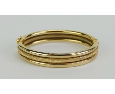 A 9ct Gold Spring Hinged Bangle, stamped 375, 13.51g 