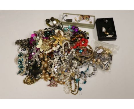Costume jewellery to include vintage brooches, necklaces, bracelets, cloisonne beads, freshwater pearl necklaces, tumbled gem
