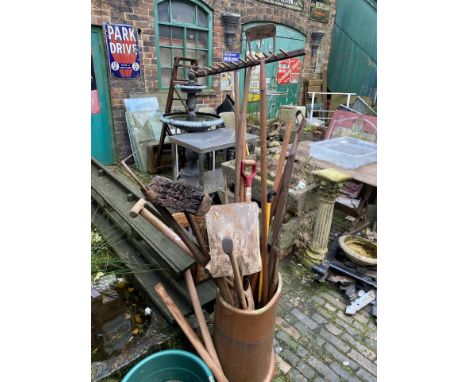 A collection of vintage &amp; later garden hand tools 