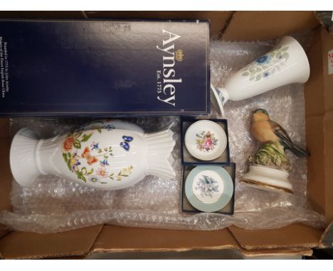 A mixed collection of ceramic items to include a boxed Aynsley Cottage Garden vase, boxed Royal Worcester pin dishes, Wedgwoo