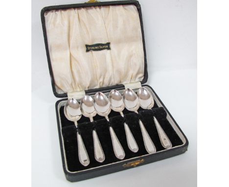 An English cased set of six George VI hallmarked silver teaspoons, Sheffield 1946, approx 99g. (7)