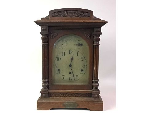 OAK MANTEL CLOCK, EARLY 20TH CENTURY with German movement44cm high